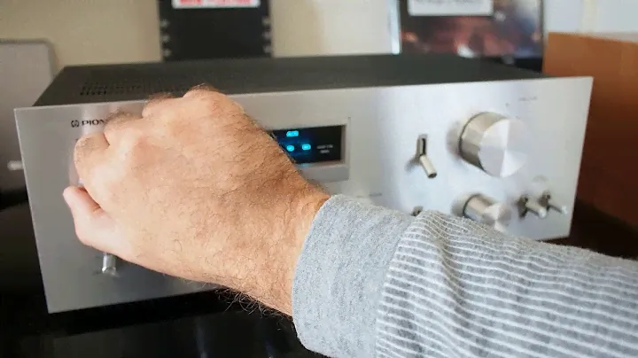 Vintage Pioneer SA-608 amplifier blue line test